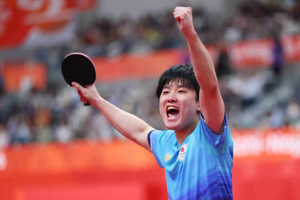 卓球台を挟み日本と中国を象徴する選手シルエットが対戦するスポーツニュース画像