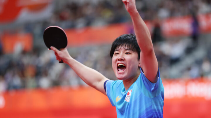 卓球台を挟み日本と中国を象徴する選手シルエットが対戦するスポーツニュース画像